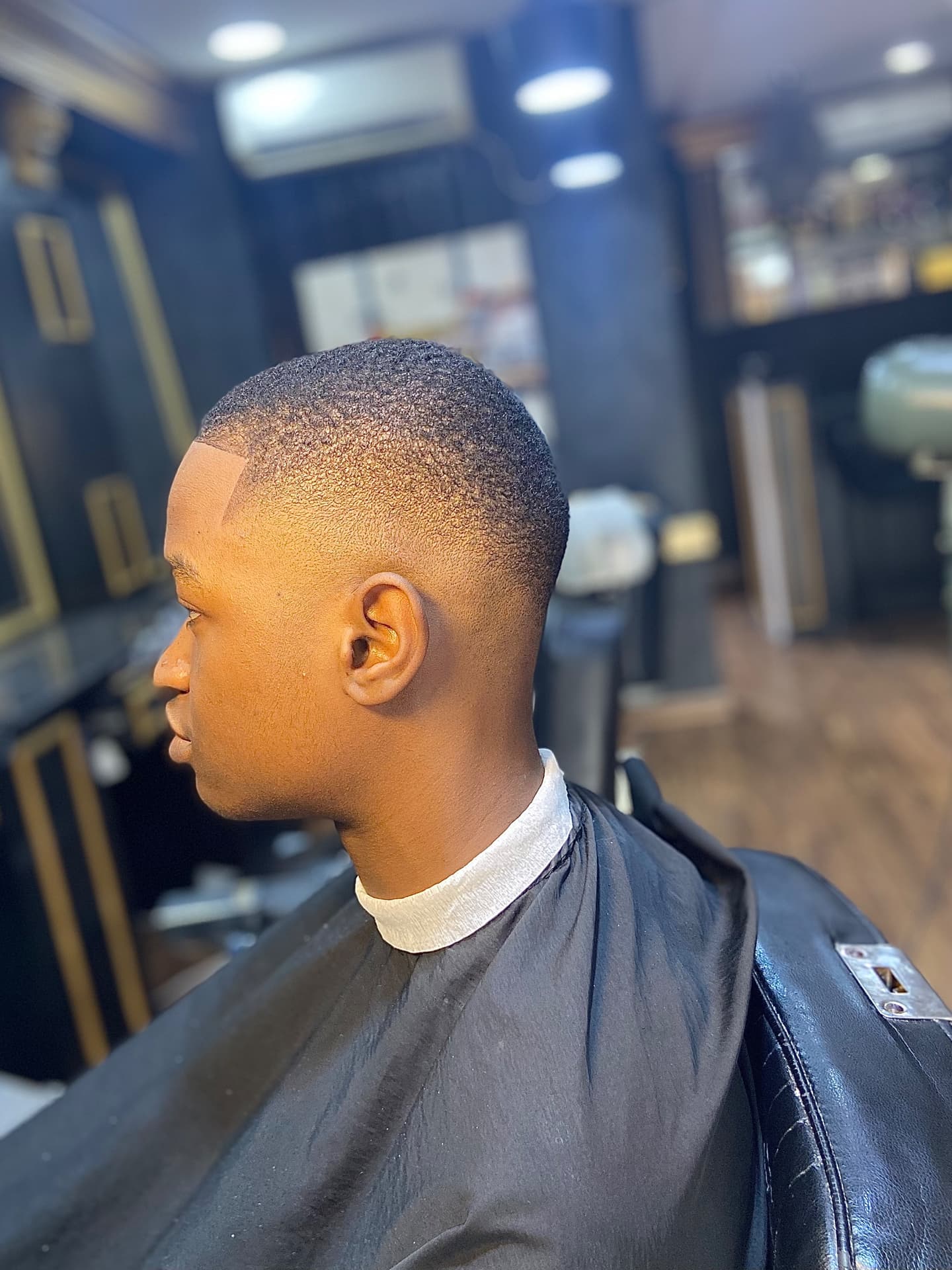 Sharp cuts. Clean fades. Fresh confidence. 💈✂️
Book your appointment and let me give you the perfect look.