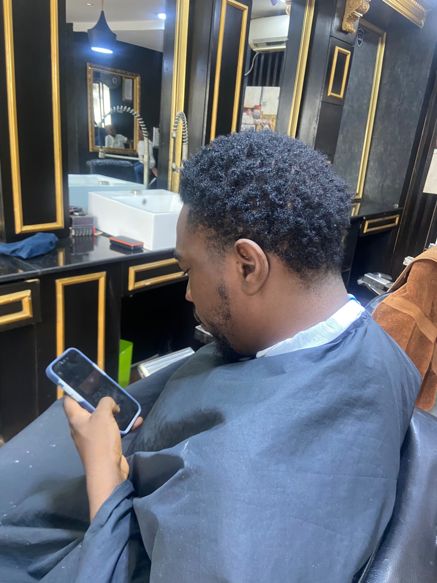 Sharp cuts. Clean fades. Fresh confidence. 💈✂️
Book your appointment and let me give you the perfect look.